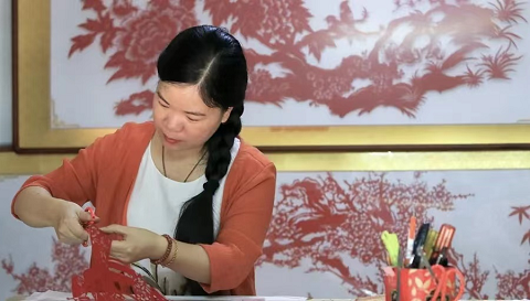 欧阳艳君：一把剪刀蕴神技 一方彩纸“剪”人生