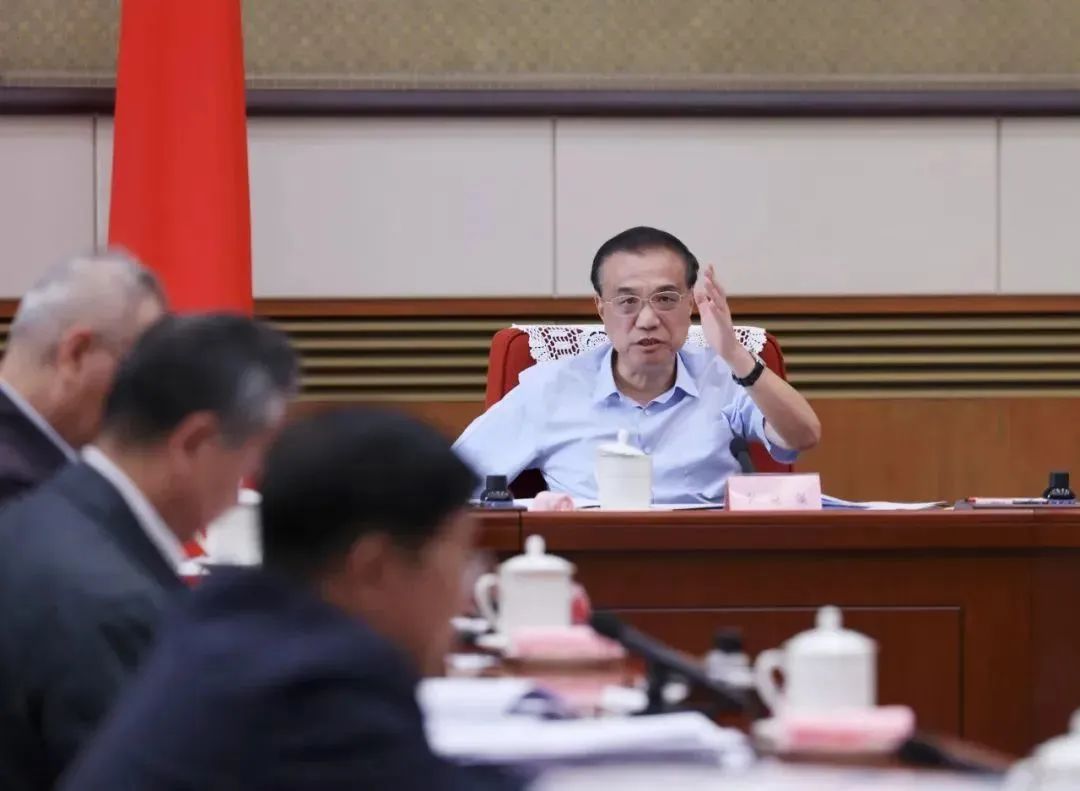 李克强主持召开国务院专题会议听取国务院稳住经济大盘赴地方督导和服务工作汇报