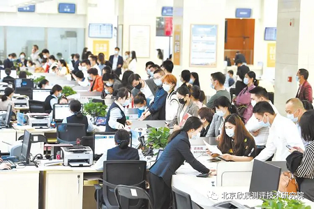 武汉首批行政办事员“持证上岗”满月：对应窗口群众满意度提升5个百分点