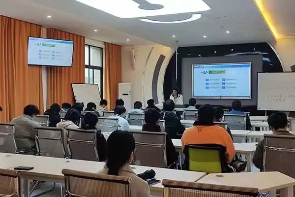 助力应届生就业，重庆数字技术工程师培育项目走进高校
