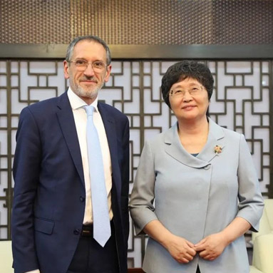 人力资源社会保障部部长王晓萍会见德科集团全球首席执行官